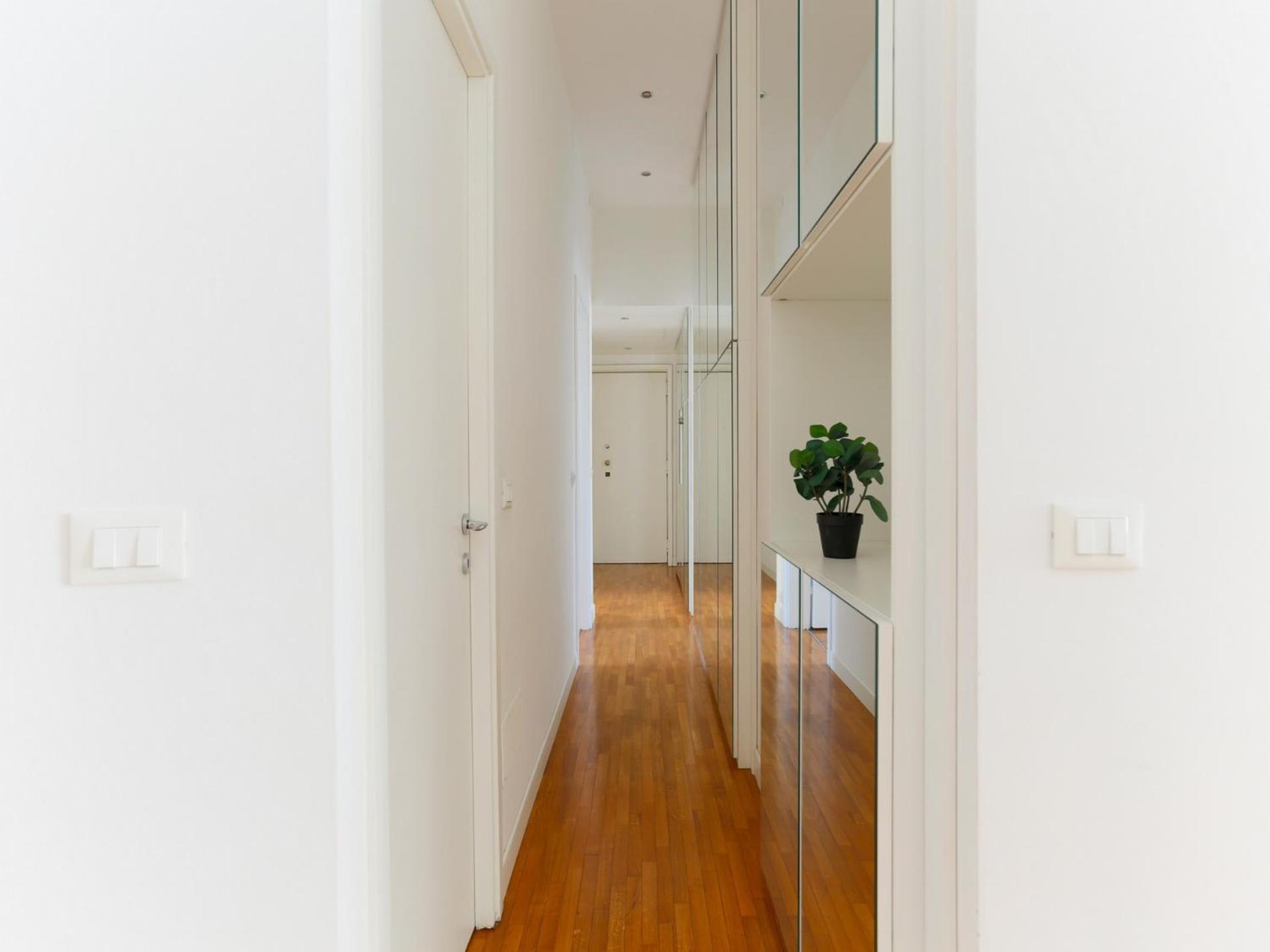 The Rent - Spacious Two-bedroom In Crocetta Apartamento
