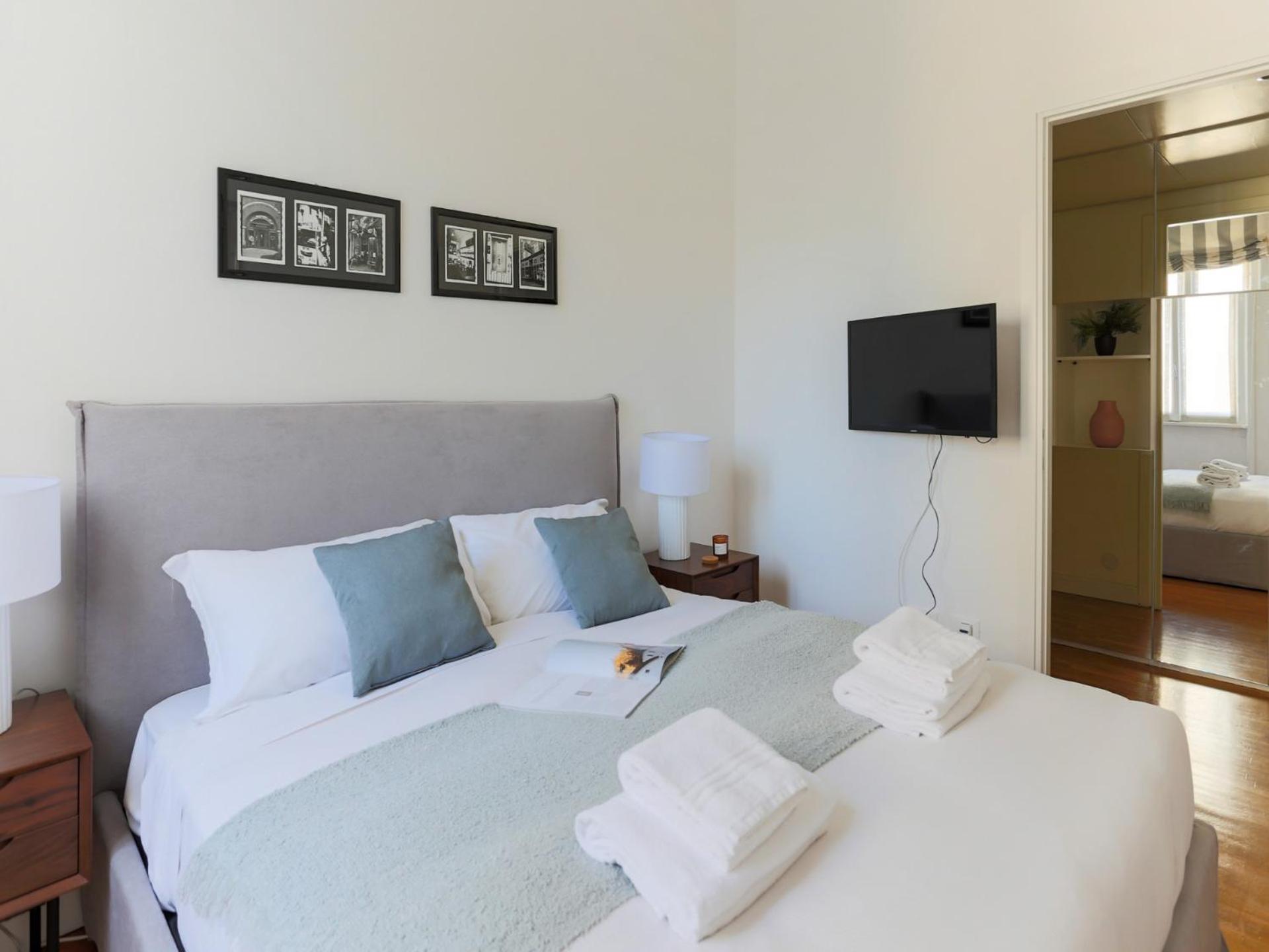 The Rent - Spacious Two-bedroom In Crocetta Apartamento